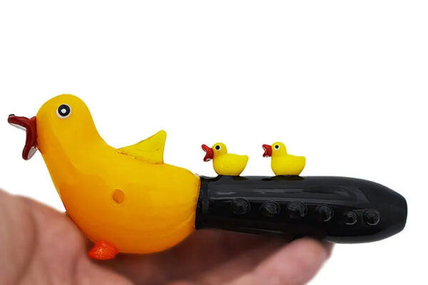 j14_b049f333-465a-4631-a68c-5b239cf3bedc.jpg Kush Cargo Duck Family Glass Hand Pipe 5"